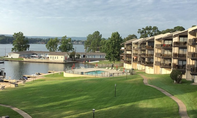Hot Springs Condo | LAKEFRONT CONDO W/BALCONY, NEWLY RENOVATED