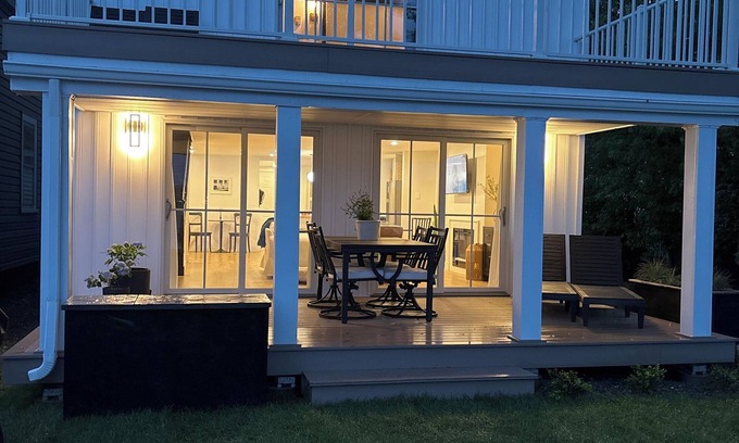 Jamestown House | LAKEFRONT Contemporary Cottage. Chautauqua Lake 3 bed 2 bath home sleeps 10!