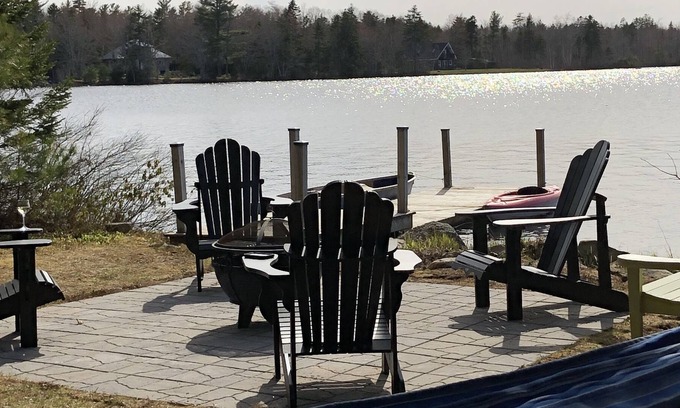 Kings County Cottage | Lakefront Cottage with Stunning Sunsets