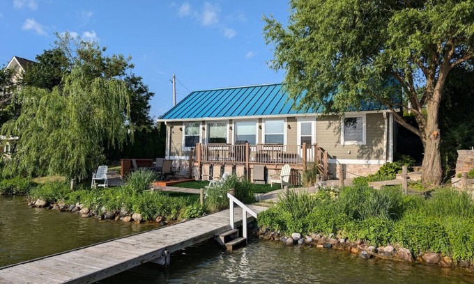Twin Lakes Cottage | Lakefront Cottage w/Boat Rentals