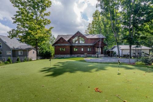 Bobcaygeon House | Lakefront cottage with golf area BBQ pool table
