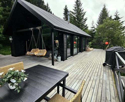 Skorradalshreppur Ski Chalet | Lakefront cottage with jacuzzi