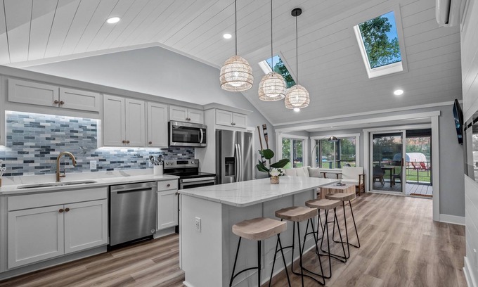 Putnam Township House | Lakefront Cottage with Hot Tub