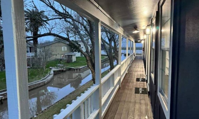 Brazoria Apartment | Lakefront Gem Awaits!