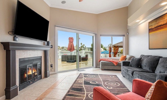 Discovery Bay House | Lakefront Gem Boat Rental Sleeps 8 people