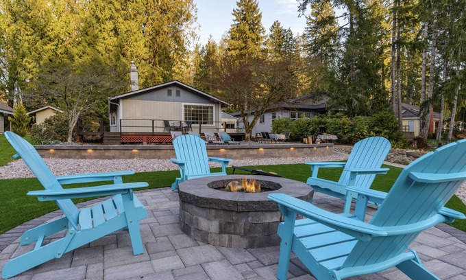 Allyn House | Lakefront Haven: Lakeland Village Golf!