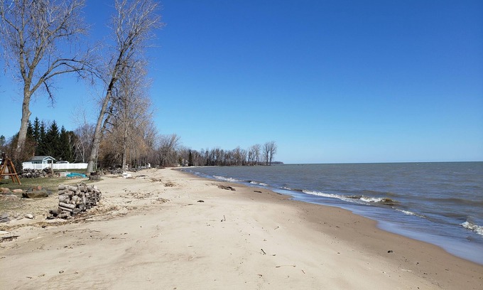 Ruth House | Lakefront Hideaway with Magnificent Sunrises and Private Shoreline.