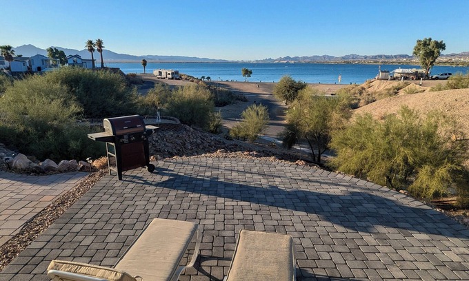 Lake Havasu City House | Lakefront Home @ Crazy Horse Campground! Pet friendly