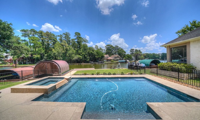 Walden on Lake Conroe House | Lakefront Home w/Pool and Spa on quite/protected cove on Lake Conroe