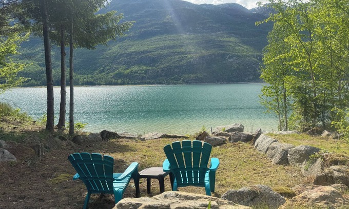 Central Kootenay House | Lakefront House with Beach by Nakusp and Burton on Arrow Lake