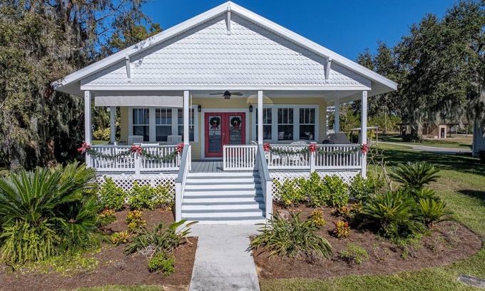 Babson Park House | Lakefront Howell Bungalow on Crooked Lake, built in 1929, renovated in 2024