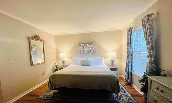 Auburn Condo | Lakefront, Incredible Condo by College St-King Bed, Full Kitchen, Full Bathroom