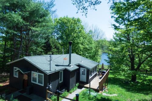 Town of Delaware House | Lakefront Kenoza Cottage