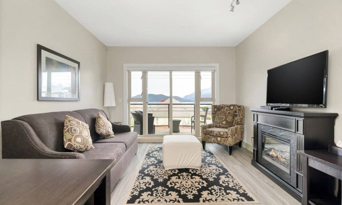 Harrison Hot Springs Apartment | Lakefront Lux 2BR Symphony Of Comfort/Style For 12