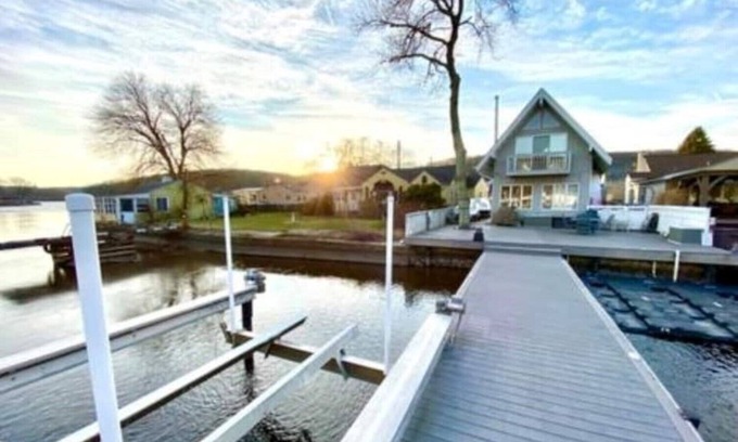 Lake Hopatcong House | LAKEFRONT Level Lot Home with a Private Deck/Dock w/2 Kayaks & Paddle Boards