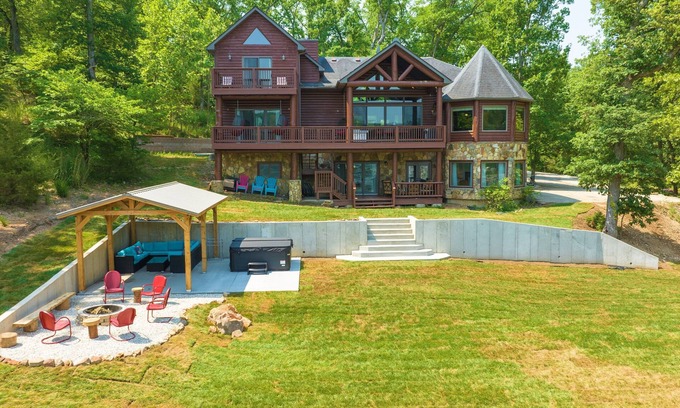 Roach Cabin | Lakefront Lodge/Cabin/Retreat - Huge Niangua Frontage w/Beach