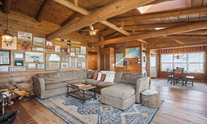 Little Suamico Cabin | Lakefront Log Cabin - Private Pier & 4 Kayaks!