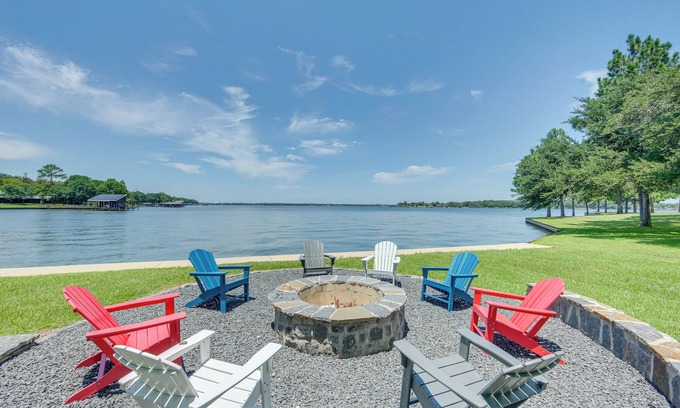 Star Harbor House | Lakefront Malakoff Home: Private Dock & Decks!