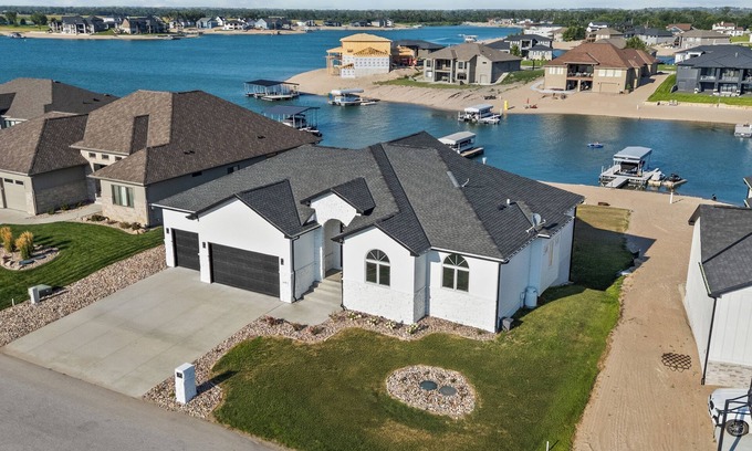 Ashland House | Lakefront Mansion!Close to SAC&Mahoney State Park!
