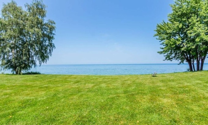 East Palmyra Cottage | Lakefront Midcentury Cottage
