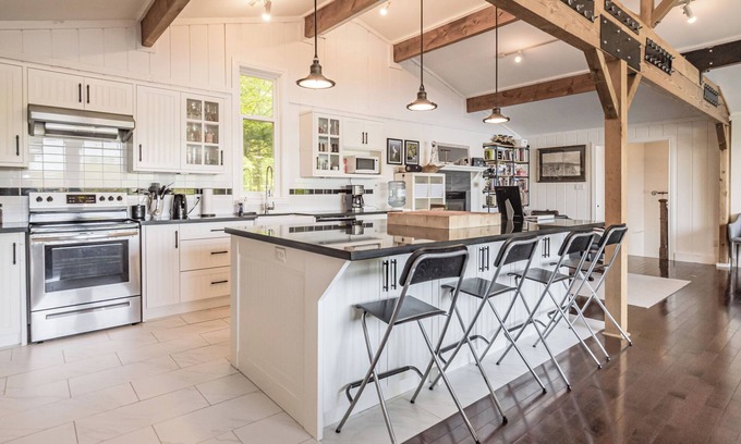 Gravenhurst House | Lakefront Muskoka Cottage