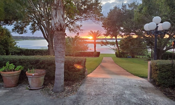 Lake Wales House | Lakefront Near Legoland Easy Drive to Disney/Theme Parks