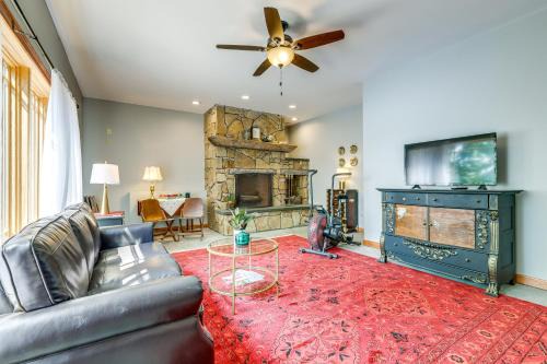 Orange Apartment | Lakefront Orange Vacation Rental - Pet Friendly!