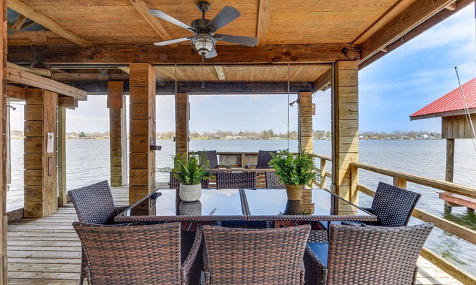 Oscar House | Lakefront Oscar Home w/Game Room + Boat Dock!