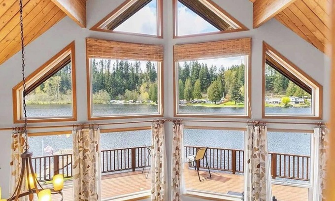 Eatonville House | ~Lakefront Property ~ 23 miles to Mt. Rainier!