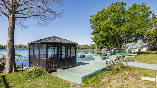 Casselberry House | Lakefront Retreat - Boat - Fish - Close to all Orlando Parks - Disney - Universal - SeaWorld