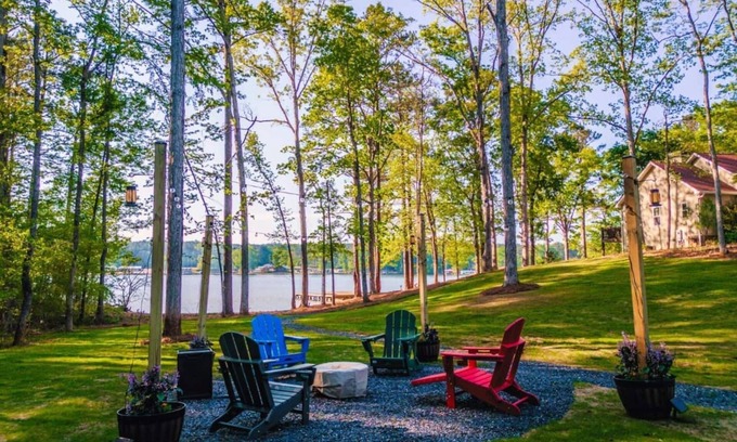 Eatonton House | Lakefront Retreat/Fully Loaded/2 King Suites/Coffee Bar