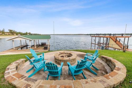 Enchanted Oaks House | Lakefront retreat, hot tub, pets