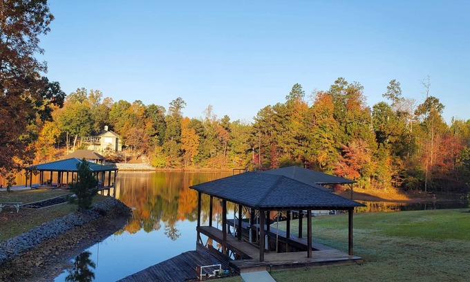 Dadeville House | Lakefront Retreat – Sleeps 16