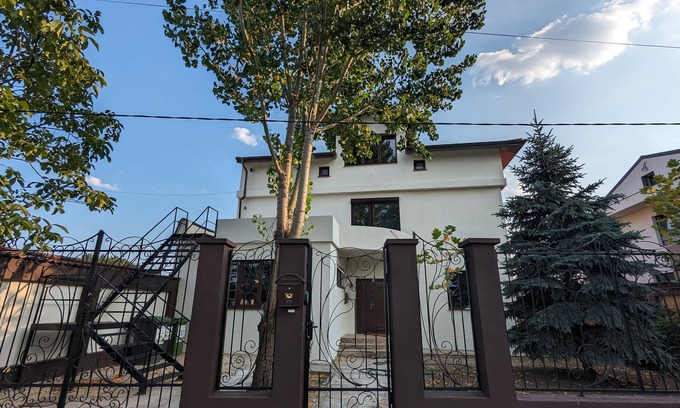 Militari Apartment | Lakefront Suite in Bucharest with Terrace, Free Parking and Netflix