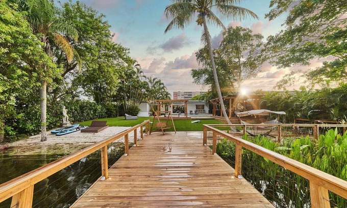 North Miami Beach Villa | Lakefront Villa |Tropical Backyard+Kayak+Cool Deck