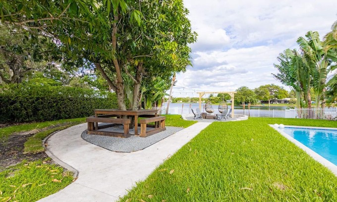 North Miami Beach Villa | Lakefront Villa | Tropical Backyard w/a Terrace+Paddle Board+Pool