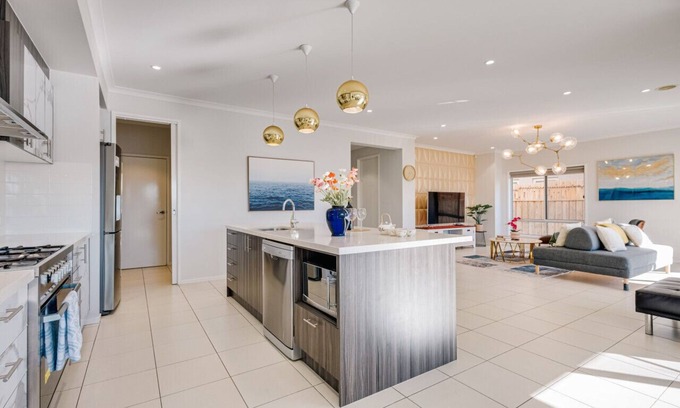 Sanctuary Lakes Villa | Lakefront villa with a spacious panoramic balcony in Sanctuary Lakes
