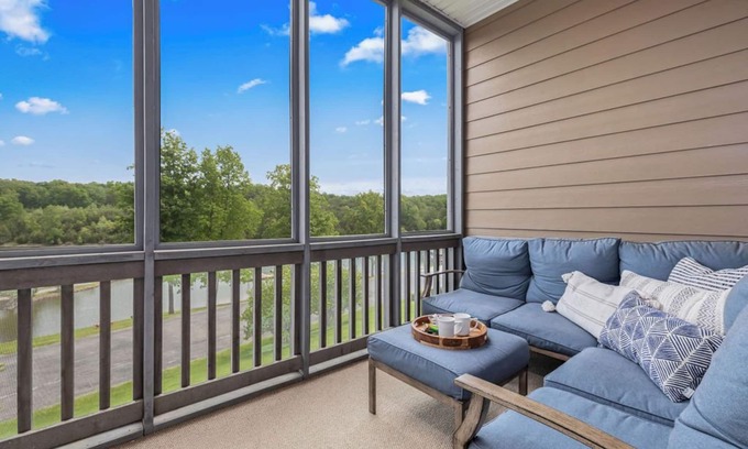Huddleston Condo | Lakefront w/Indoor Hot Tub + Pool, 2 Kayaks!