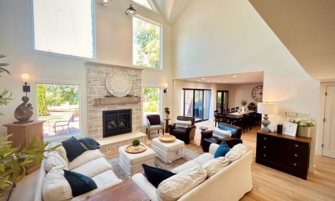 Gregory House | Lakefront! Year Round Family Cottage on North Lake