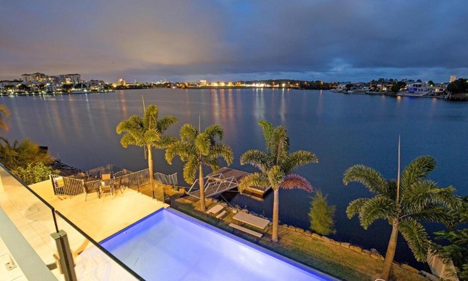 Varsity Lakes Apartment | Lakehouse Family Oasis by Getastay