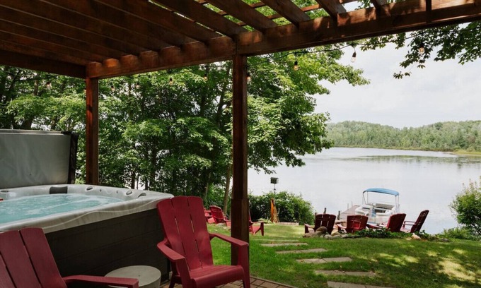 Big Rapids House | Lakehouse, Hot Tub & Pontoon, King Bed