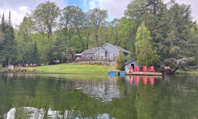 L'Amable Cottage | Lakehouse on beautiful Tait Lake in the wonderful town of Bancroft.