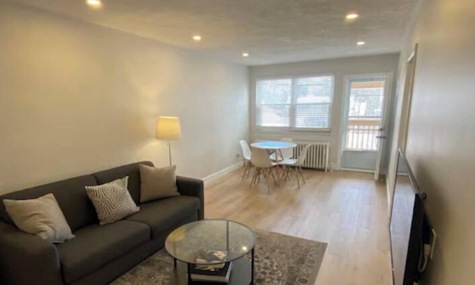 Port Credit Apartment | Lakeshore 2 Bedroom Apartment in Port Credit, Mississauga.