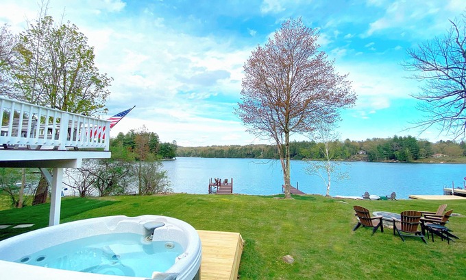 Fort Ann House | Lakeshore Cottage- Family and Pet Friendly