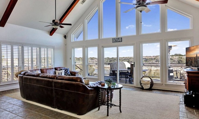 Spicewood House | "Lakeshore Haven"- Hot Tub! Pet Friendly! Boat Dock!