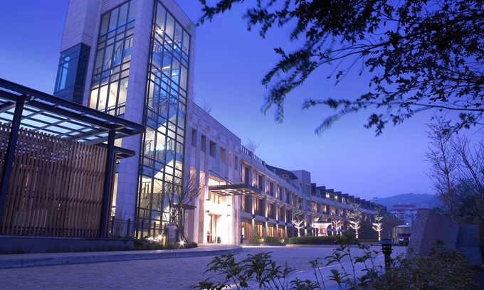 East District Hotel | Lakeshore Hotel