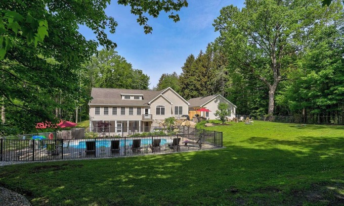 Fennville House | Lakeshore Woods Escape