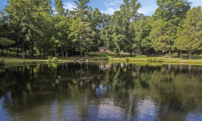 Dickson Cottage | Lakeside, 2-Bedroom Cottage with Fire Pit in Dickson
