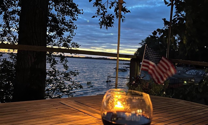 Alburg Cottage | Lakeside 3 Bedroom Cottage - Kayaks, swimming and Spectacular Sunsets