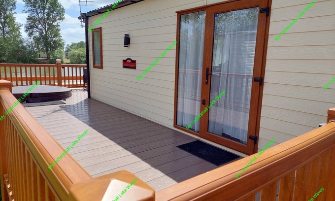 Tattershall Cabin | LAKESIDE 3-bedroom lodge with HOT TUB & FISHING PEG